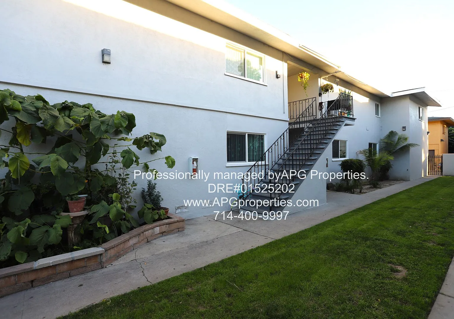 Lower level 2 bedroom / 1 bathroom apartment with garage in Anaheim — Photo 2