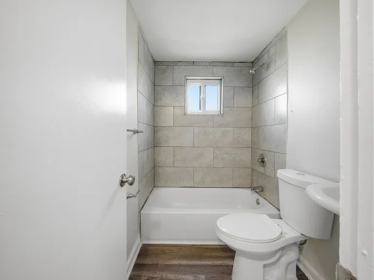 572 Rose Marie Ave — Photo 3