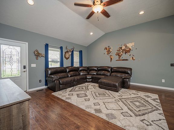 3rd image of 516 Twyla Dr