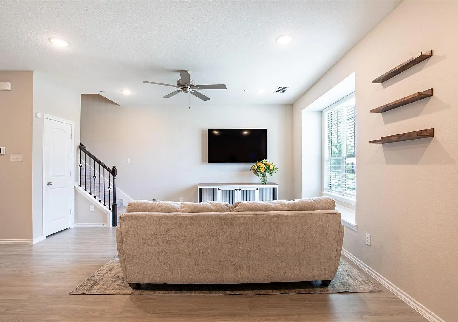 3 Bed 2.5 Bath in Brentwood across from Dentons Discovery Park — Photo 4