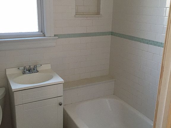 3rd image of 421 Victory Blvd #1