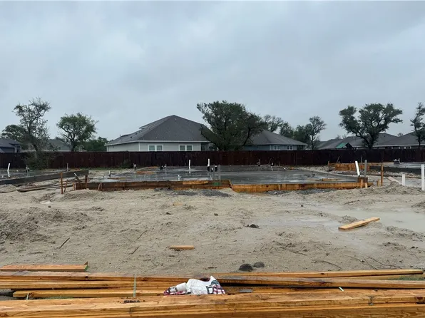 161 Grenada Dr, Rockport, TX 78382