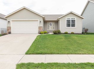 6801 Silver Creek Dr, Davenport, IA 52806