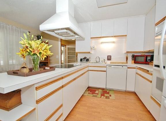 Bright & Spacious Kitchen