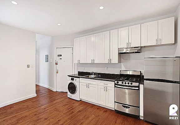5th image of 318 W 49th St APT 5FE