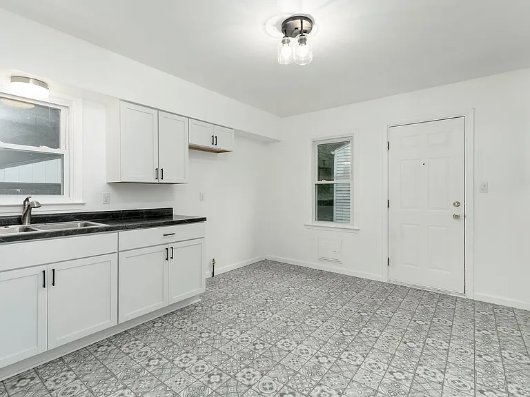 610 W Austin Ave — Photo 9