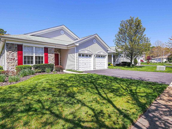 3rd image of 102 Newcastle Ct