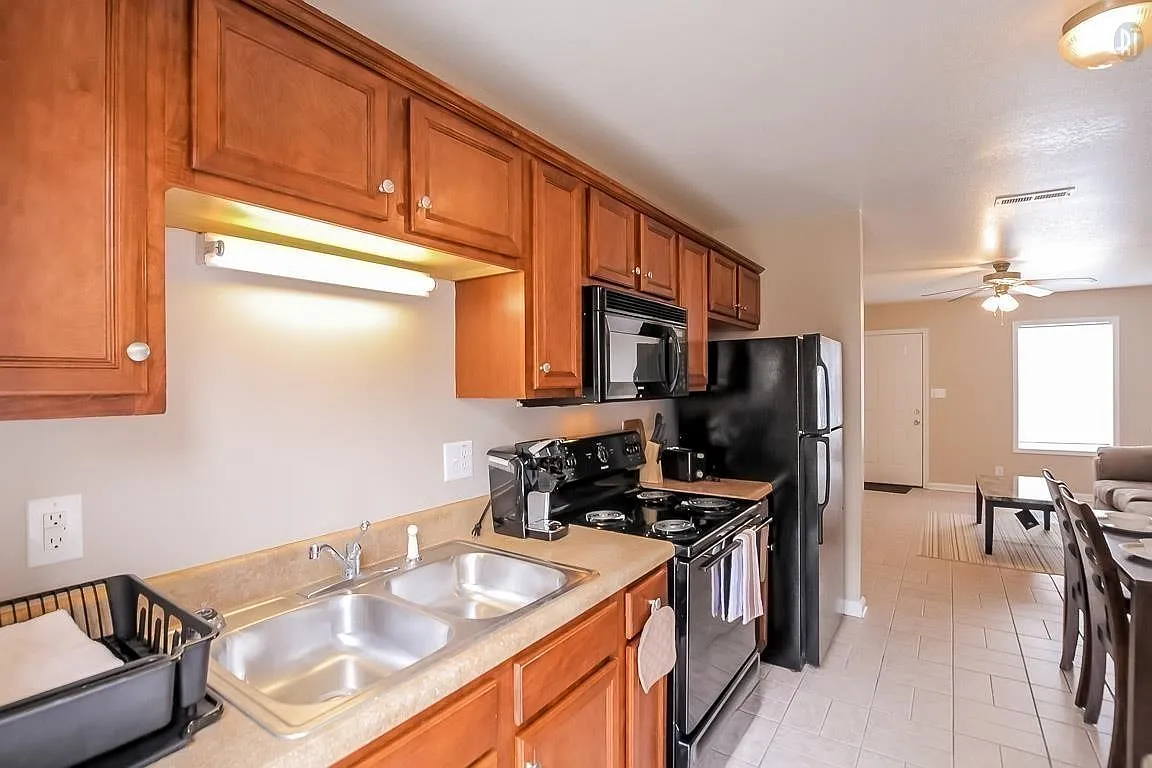 3 bed, 1.5 bath, 1200 sqft, $1,150 — Photo 3