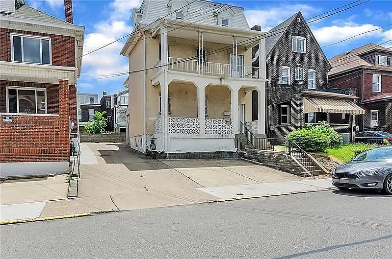 4 bed, $3,200 — Photo 1