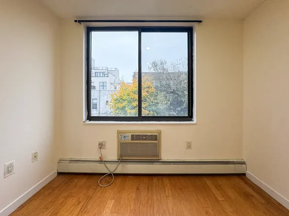 924 Metropolitan Avenue image 21 of 36