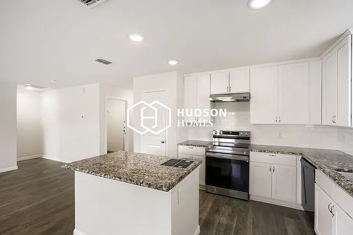 2402 Abigail Ln — Photo 6