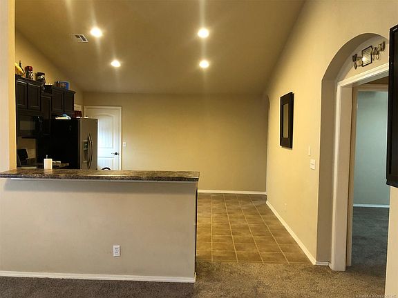4th image of 33 E Fairlane Pl
