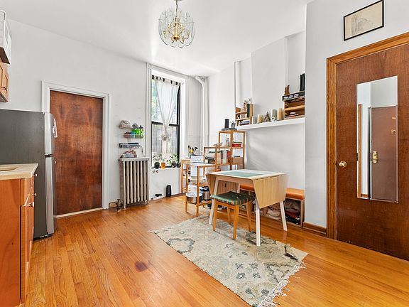 5th image of 318 11th St APT 1R
