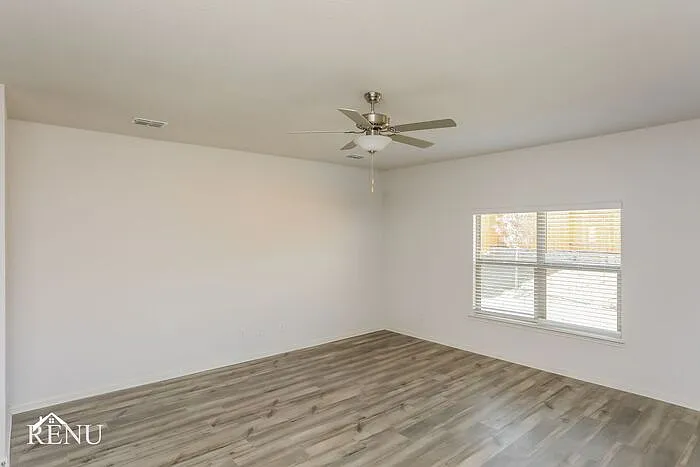 2033 Hialeah Dr — Photo 5
