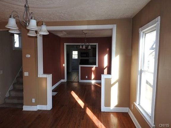 3rd image of 52 Downer St
