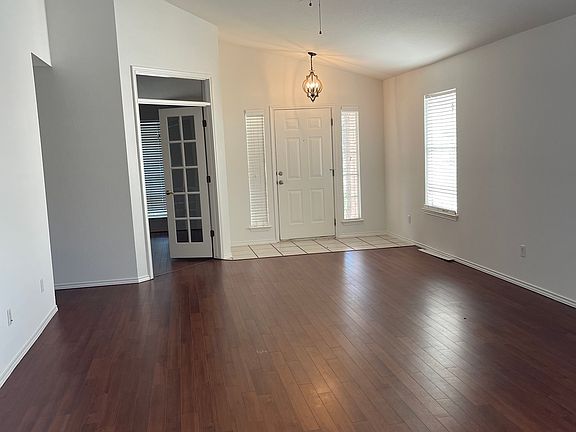 4th image of 811 Hank Aaron Ln