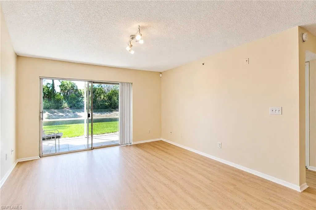 2 bed, 2.0 bath, 1043 sqft, $2,000 — Photo 2