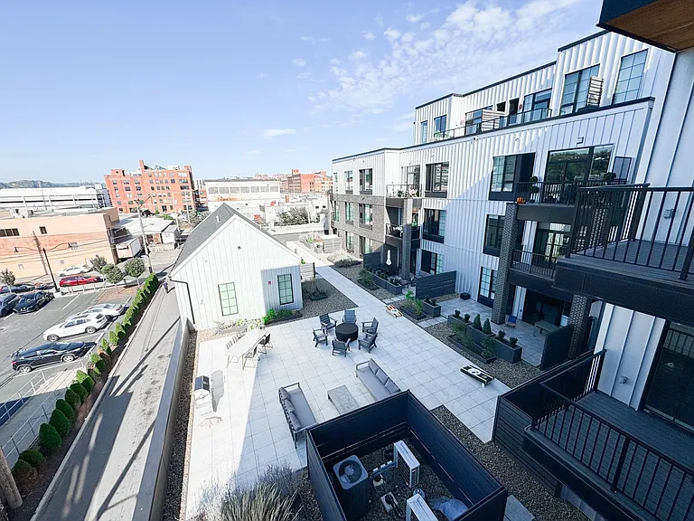 2635 Penn Ave #401 — Photo 9