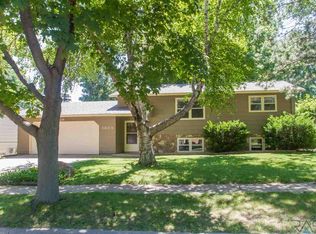 5609 W Pebble Creek Rd, Sioux Falls, SD 57106