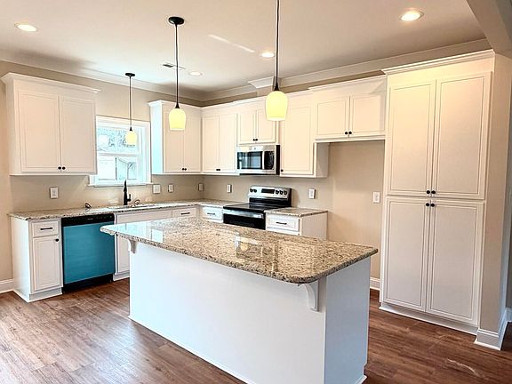 4th image of 543 Maude Road