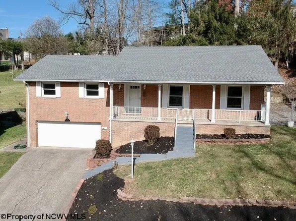 30 Hollen Cir, Fairmont, WV 26554
