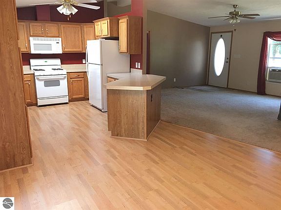 4th image of 1654 Linden Ave