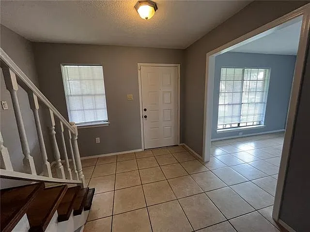 841 Fairfax Dr — Photo 2