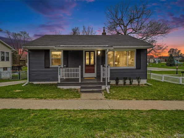 204 South St, Fowlerville, MI 48836