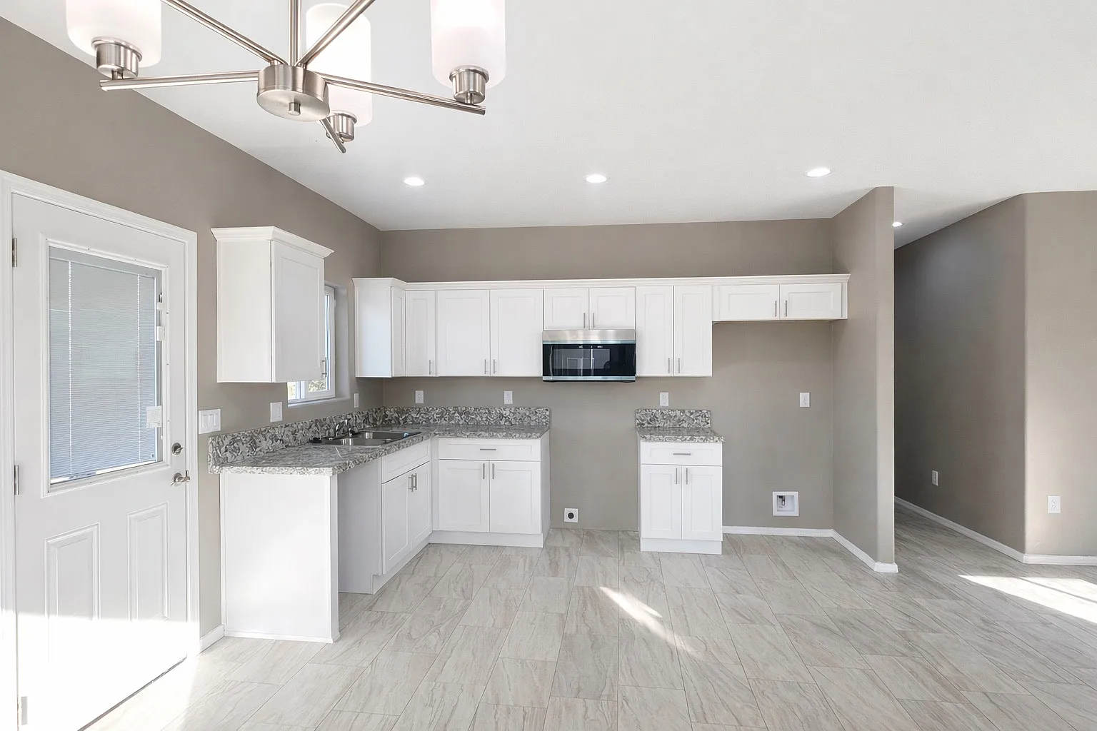 3 bed, 1370 sqft, $1,790 — Photo 2