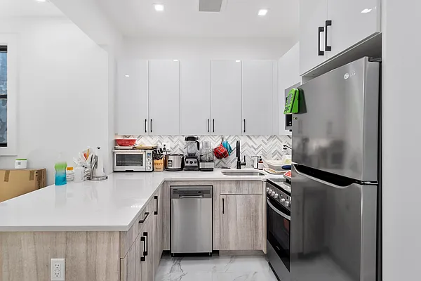 Rented by Safdie Realty Group | media 17