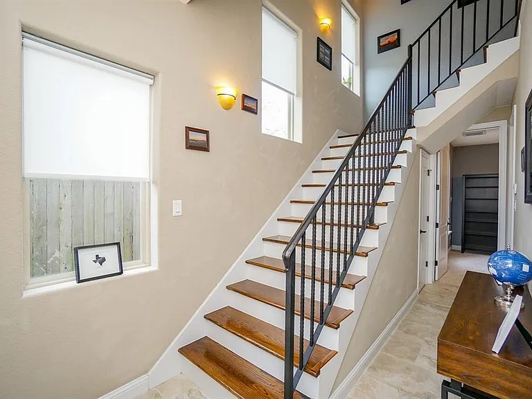 1025 W 21st St #D — Photo 4