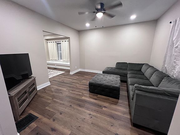 5th image of 437 E Terrace Ave