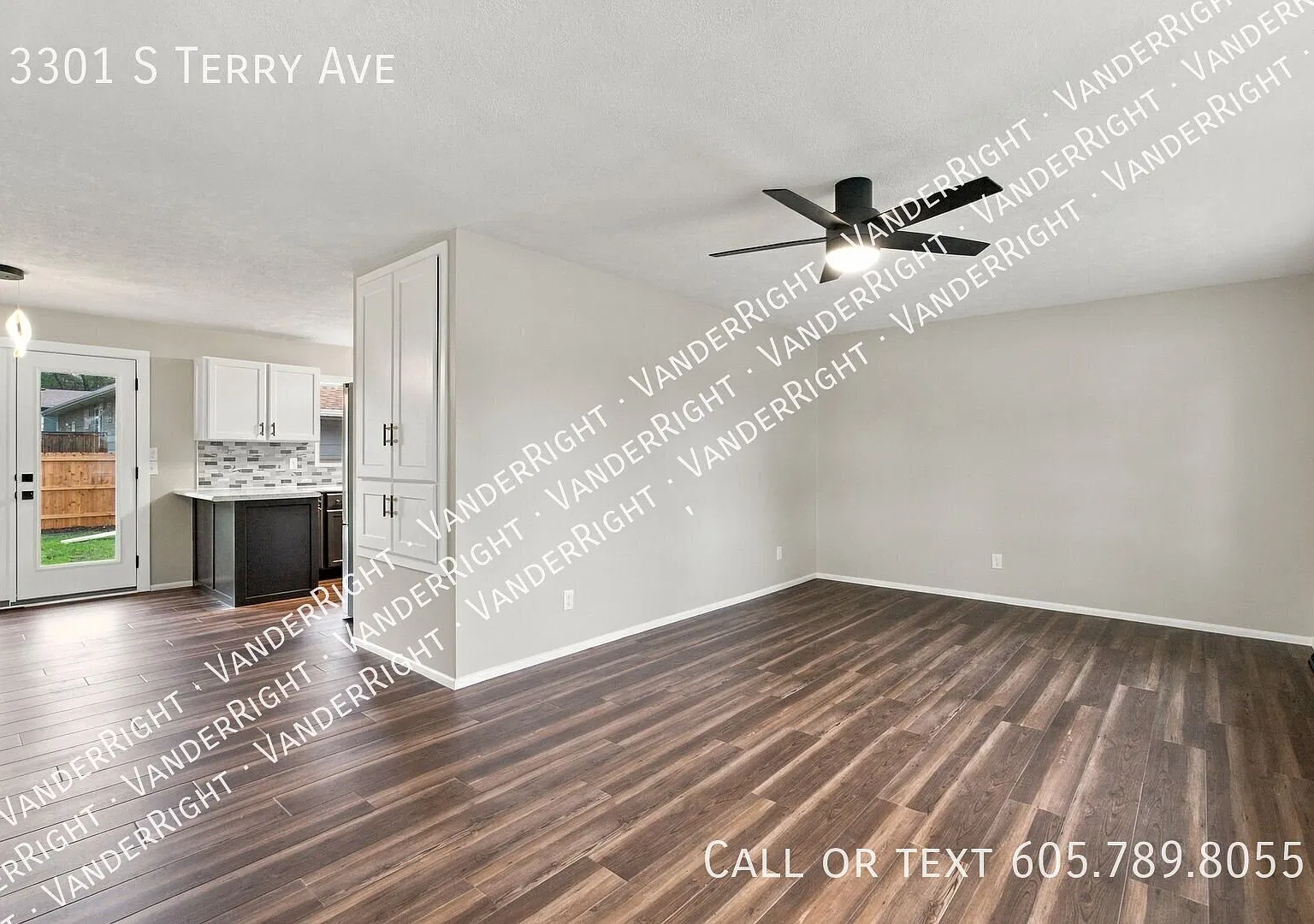 Renovated 4-Bedroom Home with 4 Stall Garage And Fenced Yard! — Photo 4