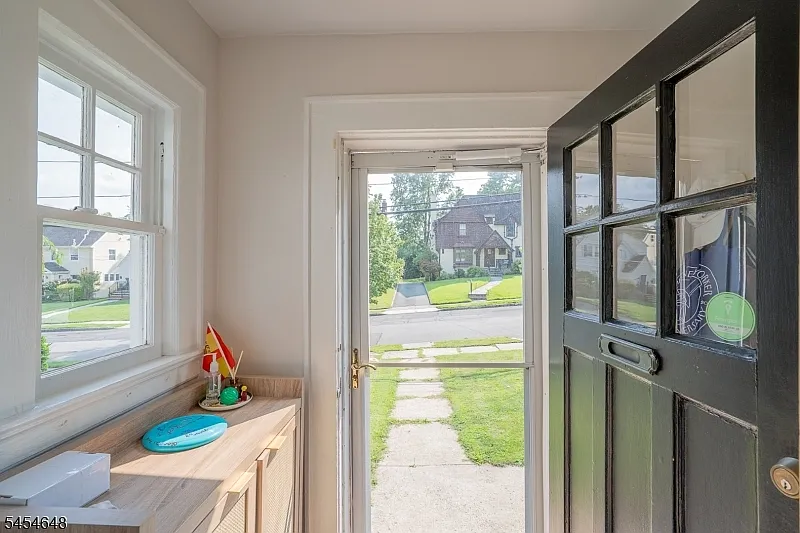 3 bed, 2.0 bath, $5,900 — Photo 3