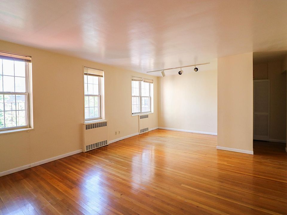 LIVING ROOM (UN-STAGED)