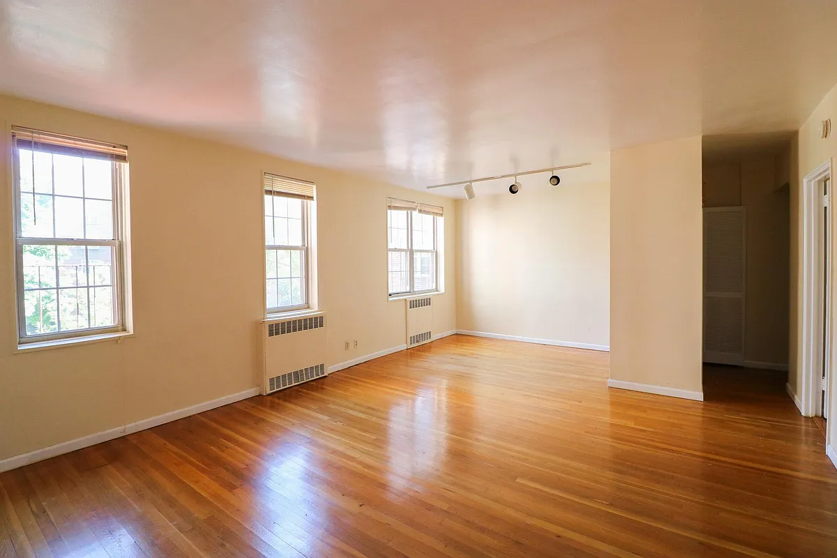 LIVING ROOM (UN-STAGED) - 780 Bronx River Rd #A35