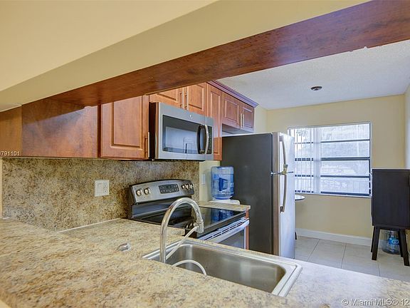 3rd image of 4078 Lakeside Dr #4078
