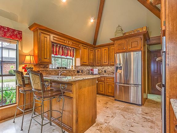 4th image of 2811 Eagle Creek Dr