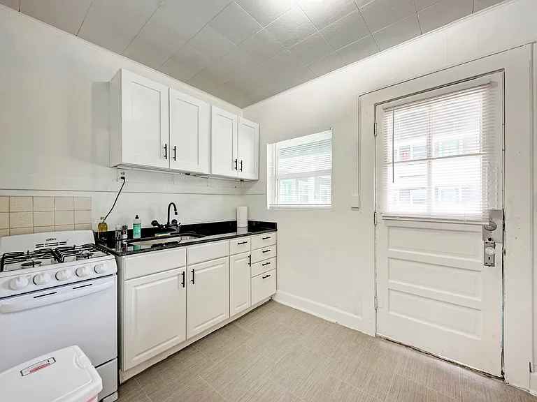 915 W 21st St #2 — Photo 3