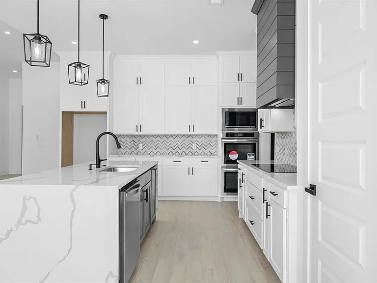 2057 Glenhollow Dr — Photo 13