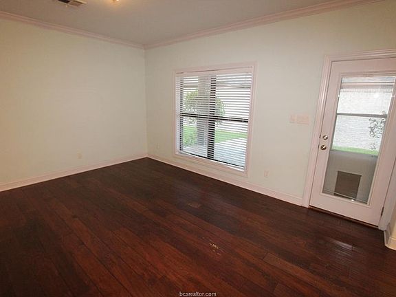 5th image of 215 Meir Ln