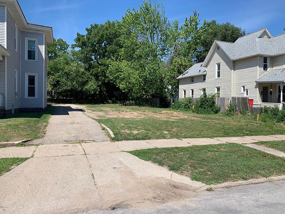1st image of 637 Coit Ave NE