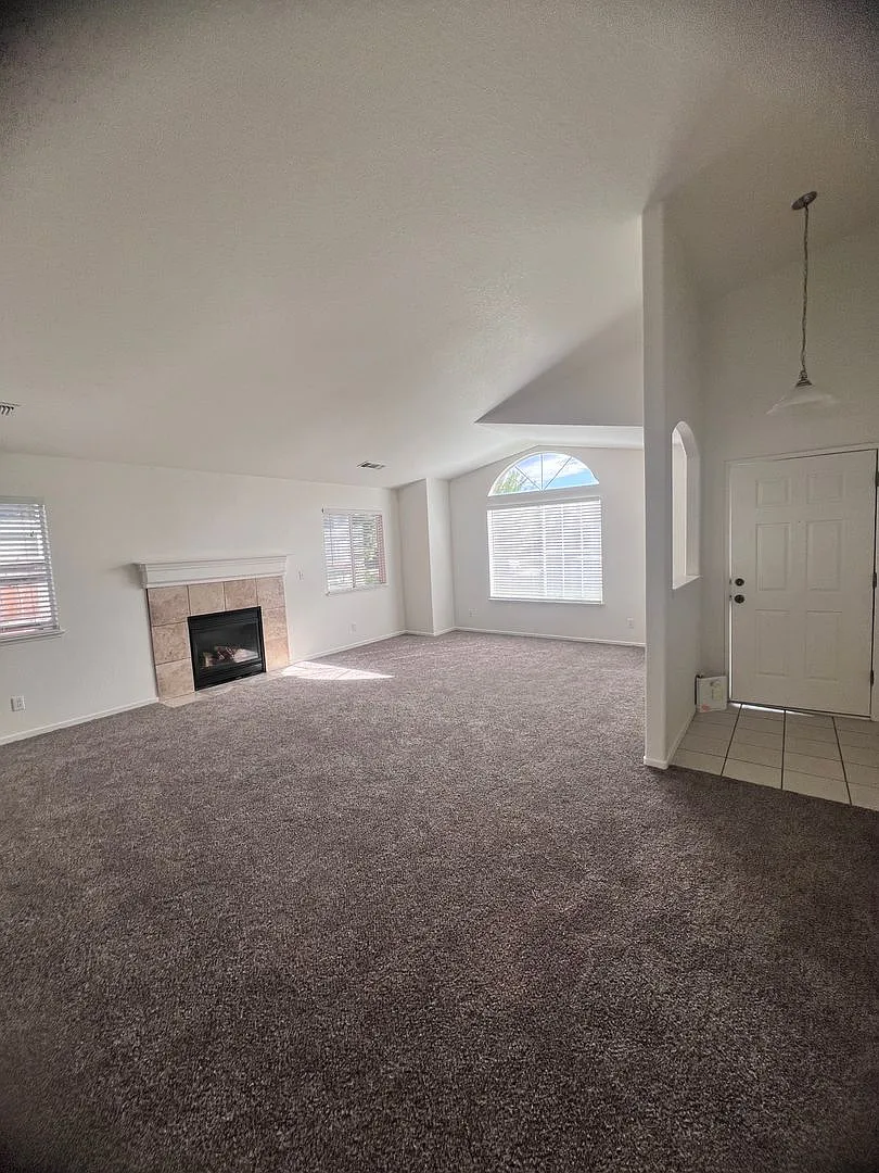 Available Now - Newly Updated Home — Photo 4