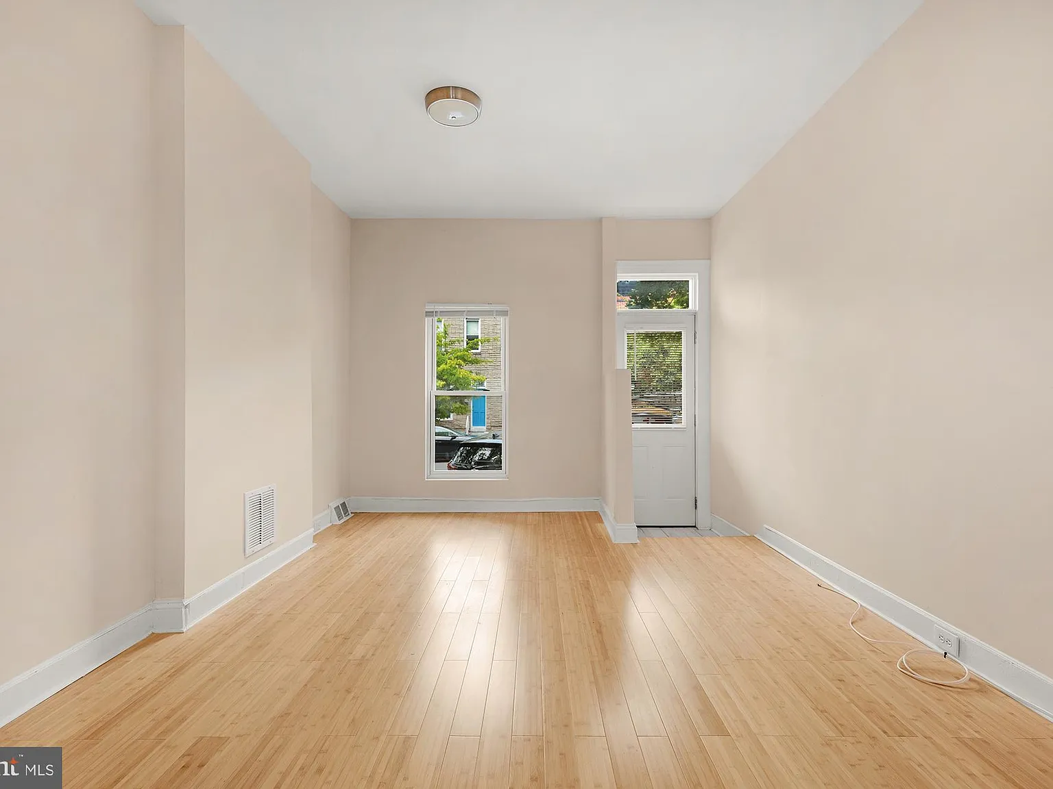2 bed, 1.0 bath, 960 sqft, $1,700 — Photo 4