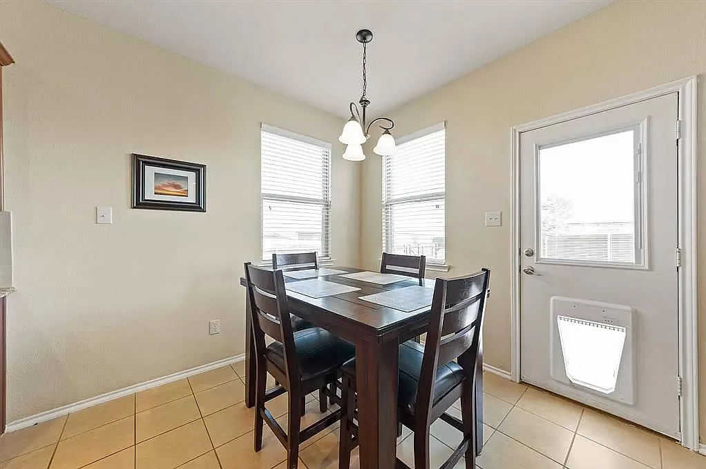 4 bed, 2340 sqft, $2,700 — Photo 4