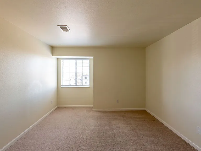 Highline Pointe Apts. — Photo 13