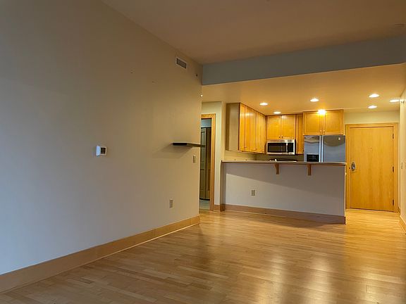 4th image of 360 W Washington Ave Unit 814