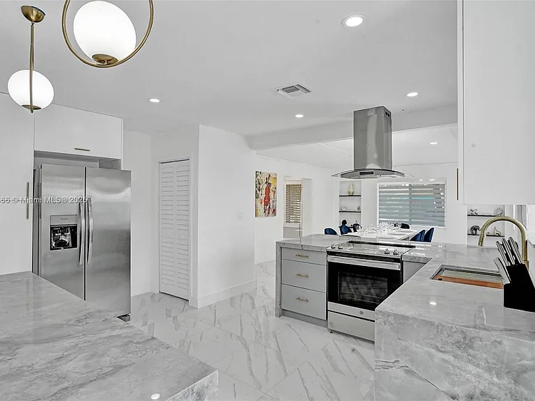 725 Harrison St — Photo 13