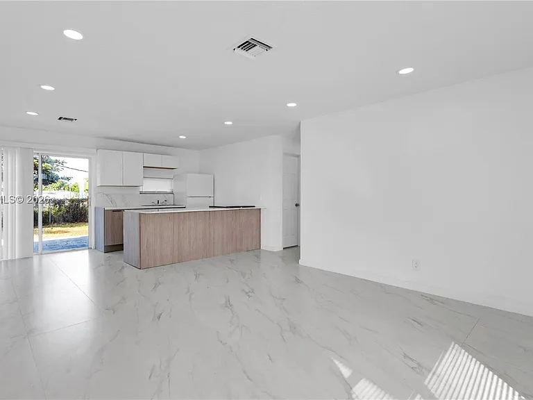4285 SW 48th Ct — Photo 2