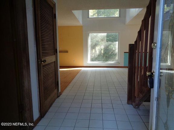 4th image of 137 WILLIS Avenue